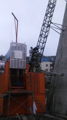 ভালো দাম 35m/min বিল্ডিং সাইট লিফট Q345B ইস্পাত অস্থায়ী নির্মাণ লিফট অনলাইন