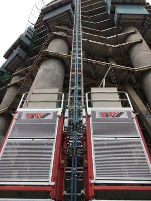 র্যাক এবং পিনিয়ন বিল্ডিং লিফ্ট / 2000 কেজি সহ দ্বৈত খাঁচা মাঝারি গতির ইনভার্টার এবং গরম গ্যালভানাইজড মাস্টের সাথে লোড